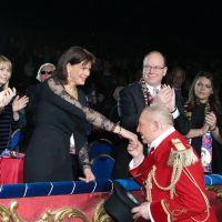 Stéphanie de Monaco : Soirée en or au cirque avec Albert, Louis et Camille