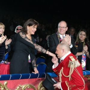 Louis Ducruet (derrière lui, au second rang, sa compagne Marie), la princesse Stéphanie de Monaco, saluée par Monsieur Loyal, le prince Albert II de Monaco et Camille Gottlieb - Soirée de gala du 41ème festival du cirque de Monte-Carlo à Monaco, le 24 Janvier 2017. © Pool/Frédéric Nebinger Monaco/Bestimage