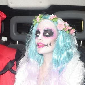 Lily Allen et son petit ami le Dj Meridian Dan arrivent à la soirée de Jonathan Ross pour Halloween à Londres, le 31 octobre 2016.