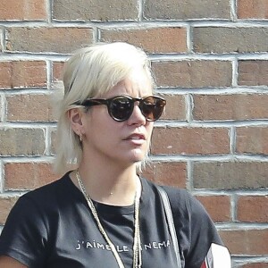 Exclusif -  Lily Allen fume une cigarette avec une amie, elle porte un tee shirt Agnès B avec l'inscription " J'aime le cinéma" à New York le 7 octobre 2016.