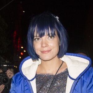 Lily Allen arrive à la cérémonie des "British Fashion Awards 2015" à Londres avec une doudoune marquée "Fuck the rest" le 23 novembre 2015.