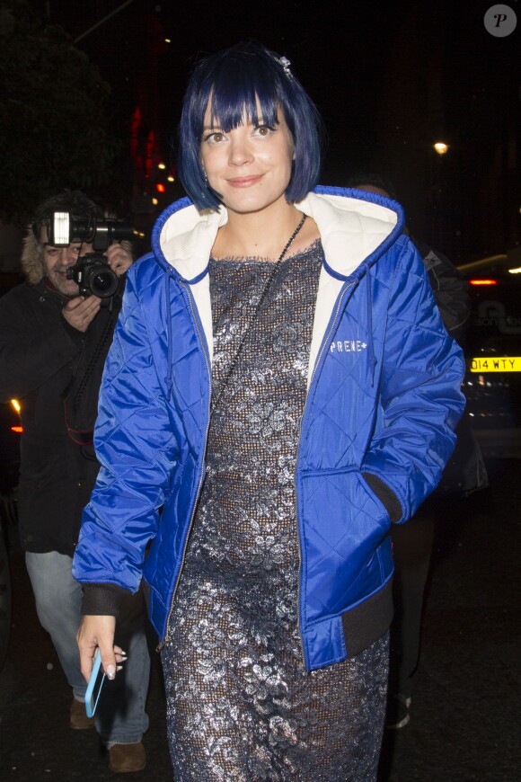 Lily Allen arrive à la cérémonie des "British Fashion Awards 2015" à Londres avec une doudoune marquée "Fuck the rest" le 23 novembre 2015.