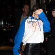 Kendall Jenner sort de l'hôtel George V pour rendre visite à ASAP Rocky à l'hôtel Peninsula à Paris, France, le 22 janvier 2017. A son retour au Geoge V, Kendall revient avec un gros bouquet de roses.