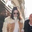 Kendall Jenner quitte l'hôtel George V pour se rendre au défilé Givenhy à Paris le 20 janvier 2017. © Agnce / Bestimage
