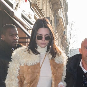 Kendall Jenner quitte l'hôtel George V pour se rendre au défilé Givenhy à Paris le 20 janvier 2017. © Agnce / Bestimage