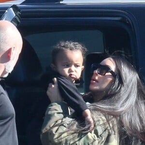 Kris Jenner, Corey Gamble, Kourtney Kardashian, ses enfants Mason, Penelope et Reign Disick, Kim Kardashian, ses enfants North et Saint West, Kylie Jenner, Tyga et son fils King Cairo prennent un jet privé à l'aéroport de Van Nuys. Los Angeles, le 26 janvier 2017.