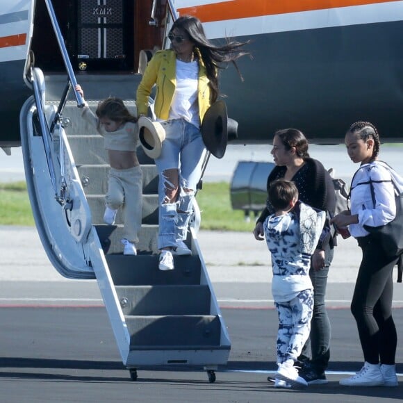 Kris Jenner, Corey Gamble, Kourtney Kardashian, ses enfants Mason, Penelope et Reign Disick, Kim Kardashian, ses enfants North et Saint West, Kylie Jenner, Tyga et son fils King Cairo prennent un jet privé à l'aéroport de Van Nuys. Los Angeles, le 26 janvier 2017.