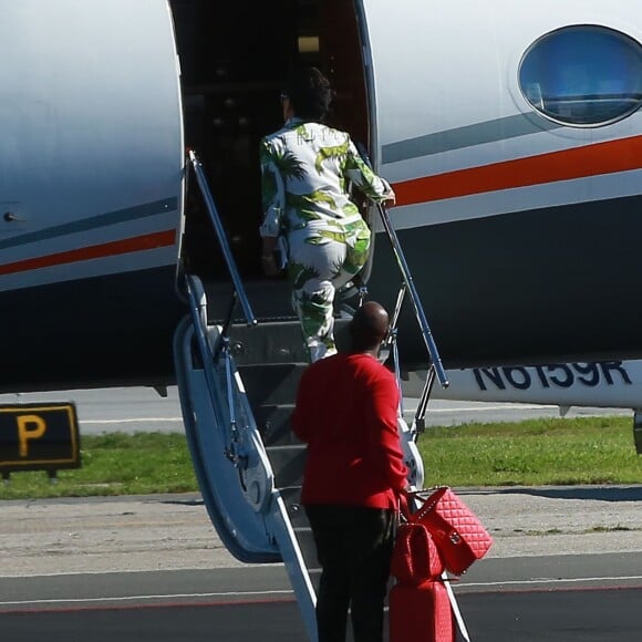 Kris Jenner, Corey Gamble, Kourtney Kardashian, ses enfants Mason, Penelope et Reign Disick, Kim Kardashian, ses enfants North et Saint West, Kylie Jenner, Tyga et son fils King Cairo prennent un jet privé à l'aéroport de Van Nuys. Los Angeles, le 26 janvier 2017.