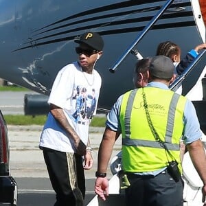 Kris Jenner, Corey Gamble, Kourtney Kardashian, ses enfants Mason, Penelope et Reign Disick, Kim Kardashian, ses enfants North et Saint West, Kylie Jenner, Tyga et son fils King Cairo prennent un jet privé à l'aéroport de Van Nuys. Los Angeles, le 26 janvier 2017.