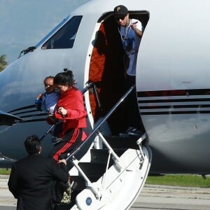 Kris Jenner, Corey Gamble, Kourtney Kardashian, ses enfants Mason, Penelope et Reign Disick, Kim Kardashian, ses enfants North et Saint West, Kylie Jenner, Tyga et son fils King Cairo prennent un jet privé à l'aéroport de Van Nuys. Los Angeles, le 26 janvier 2017.