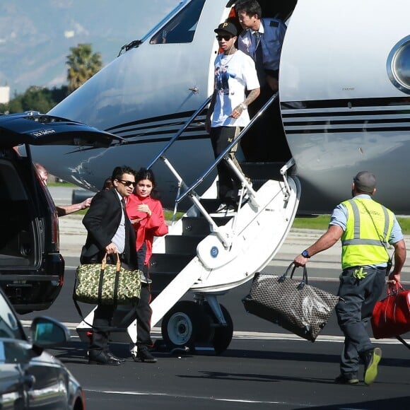 Kris Jenner, Corey Gamble, Kourtney Kardashian, ses enfants Mason, Penelope et Reign Disick, Kim Kardashian, ses enfants North et Saint West, Kylie Jenner, Tyga et son fils King Cairo prennent un jet privé à l'aéroport de Van Nuys. Los Angeles, le 26 janvier 2017.