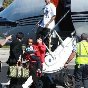 Kris Jenner, Corey Gamble, Kourtney Kardashian, ses enfants Mason, Penelope et Reign Disick, Kim Kardashian, ses enfants North et Saint West, Kylie Jenner, Tyga et son fils King Cairo prennent un jet privé à l'aéroport de Van Nuys. Los Angeles, le 26 janvier 2017.