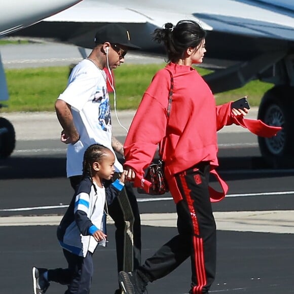 Kris Jenner, Corey Gamble, Kourtney Kardashian, ses enfants Mason, Penelope et Reign Disick, Kim Kardashian, ses enfants North et Saint West, Kylie Jenner, Tyga et son fils King Cairo prennent un jet privé à l'aéroport de Van Nuys. Los Angeles, le 26 janvier 2017.