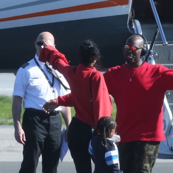 Kris Jenner, Corey Gamble, Kourtney Kardashian, ses enfants Mason, Penelope et Reign Disick, Kim Kardashian, ses enfants North et Saint West, Kylie Jenner, Tyga et son fils King Cairo prennent un jet privé à l'aéroport de Van Nuys. Los Angeles, le 26 janvier 2017.