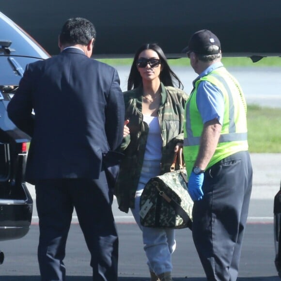 Kris Jenner, Corey Gamble, Kourtney Kardashian, ses enfants Mason, Penelope et Reign Disick, Kim Kardashian, ses enfants North et Saint West, Kylie Jenner, Tyga et son fils King Cairo prennent un jet privé à l'aéroport de Van Nuys. Los Angeles, le 26 janvier 2017.