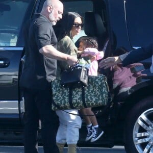 Kris Jenner, Corey Gamble, Kourtney Kardashian, ses enfants Mason, Penelope et Reign Disick, Kim Kardashian, ses enfants North et Saint West, Kylie Jenner, Tyga et son fils King Cairo prennent un jet privé à l'aéroport de Van Nuys. Los Angeles, le 26 janvier 2017.