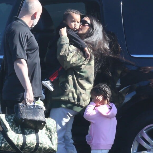 Kris Jenner, Corey Gamble, Kourtney Kardashian, ses enfants Mason, Penelope et Reign Disick, Kim Kardashian, ses enfants North et Saint West, Kylie Jenner, Tyga et son fils King Cairo prennent un jet privé à l'aéroport de Van Nuys. Los Angeles, le 26 janvier 2017.