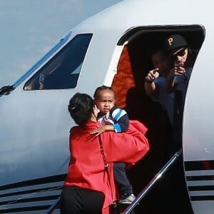 Kris Jenner, Corey Gamble, Kourtney Kardashian, ses enfants Mason, Penelope et Reign Disick, Kim Kardashian, ses enfants North et Saint West, Kylie Jenner, Tyga et son fils King Cairo prennent un jet privé à l'aéroport de Van Nuys. Los Angeles, le 26 janvier 2017.