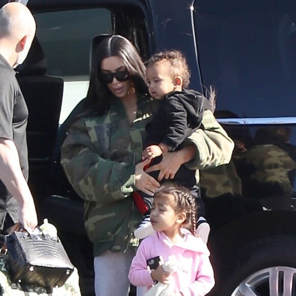 Kris Jenner, Corey Gamble, Kourtney Kardashian, ses enfants Mason, Penelope et Reign Disick, Kim Kardashian, ses enfants North et Saint West, Kylie Jenner, Tyga et son fils King Cairo prennent un jet privé à l'aéroport de Van Nuys. Los Angeles, le 26 janvier 2017.