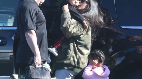 Kim Kardashian et ses enfants North et Saint West prennent un jet privé à l'aéroport de Van Nuys. Los Angeles, le 26 janvier 2017.
