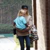 Kristen Bell et sa fille Lincoln en balade à Los Feliz le 12 décembre 2016.