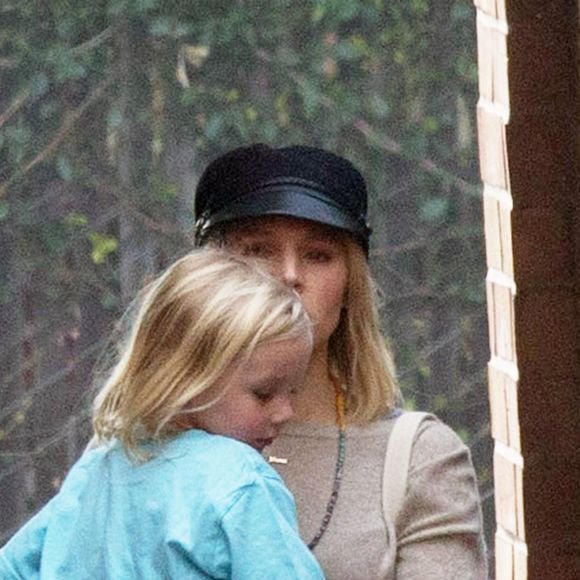 Kristen Bell et sa fille Lincoln en balade à Los Feliz le 12 décembre 2016.