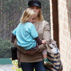 Kristen Bell et sa fille Lincoln en balade à Los Feliz le 12 décembre 2016.