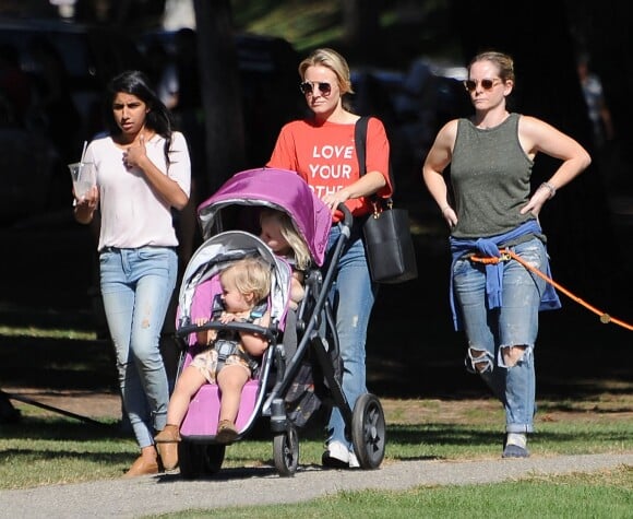 Exclusif - Kristen Bell se promène avec ses enfants Lincoln et Delta à Los Feliz le 11 novembre 2016