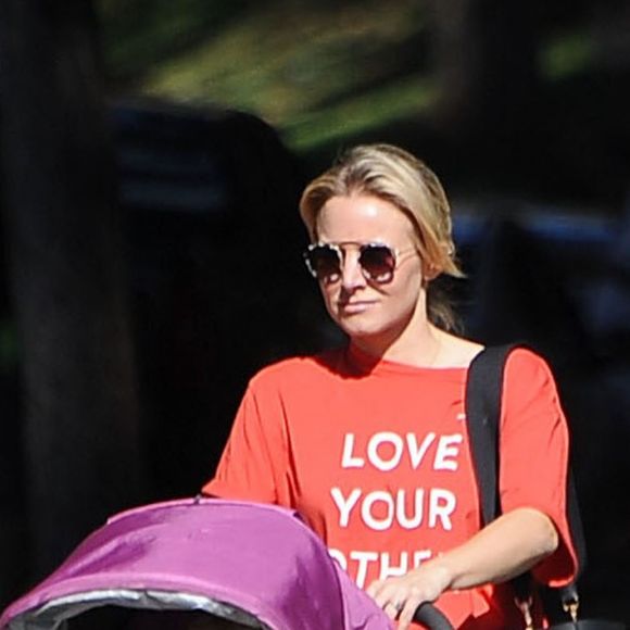 Exclusif - Kristen Bell se promène avec ses enfants Lincoln et Delta à Los Feliz le 11 novembre 2016