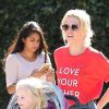 Exclusif - Kristen Bell se promène avec ses enfants Lincoln et Delta à Los Feliz le 11 novembre 2016
