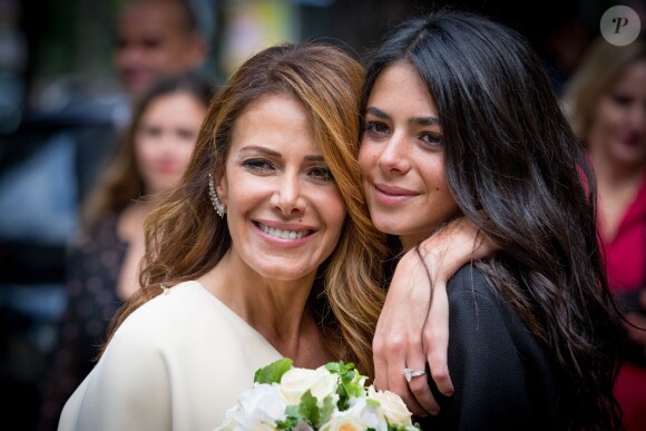 Exclusif - Elsa Fayer et sa fille aînée Ambre - Mariage de Elsa Fayer et Zach Hanoun à la mairie du 16ème arrondissement de Paris le 20 septembre 2016. Un mariage dans l'intimité , entourée de sa famille. Côté travail, à partir du 28 janvier 2017, Elsa Fayer présentera sur TF1 l'émission "C'est le Bouquet, la bataille des Fleuristes" à 16h05 avec à ses côtés Gilles Pavan et Djordje Varda. © Cyril Moreau / Bestimage 20/09/2016 - Paris