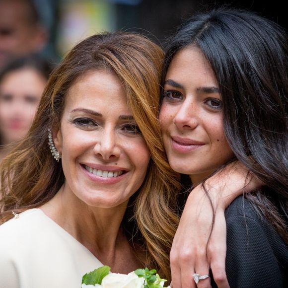 Exclusif - Elsa Fayer et sa fille aînée Ambre - Mariage de Elsa Fayer et Zach Hanoun à la mairie du 16ème arrondissement de Paris le 20 septembre 2016. Un mariage dans l'intimité , entourée de sa famille. Côté travail, à partir du 28 janvier 2017, Elsa Fayer présentera sur TF1 l'émission "C'est le Bouquet, la bataille des Fleuristes" à 16h05 avec à ses côtés Gilles Pavan et Djordje Varda. © Cyril Moreau / Bestimage 20/09/2016 - Paris