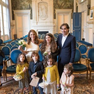 Exclusif - Elsa Fayer et Zach Hanoun et leurs jumelles Liv et Emy (gilet jaune) - Mariage de Elsa Fayer et Zach Hanoun à la mairie du 16ème arrondissement de Paris le 20 septembre 2016. Un mariage dans l'intimité , entourée de sa famille. Côté travail, à partir du 28 janvier 2017, Elsa Fayer présentera sur TF1 l'émission "C'est le Bouquet, la bataille des Fleuristes" à 16h05 avec à ses côtés Gilles Pavan et Djordje Varda. © Cyril Moreau / Bestimage 20/09/2016 - Paris