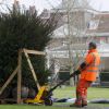 Des jardiniers étaient à l'oeuvre du côté ouest du terrain de Kensington Palace à Londres le 27 janvier 2017 pour planter une haie d'ifs de 250 mètres en prévision de l'installation à temps plein du prince William, de la duchesse de Cambridge et de leurs enfants George et Charlotte.
