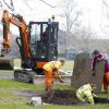Des jardiniers étaient à l'oeuvre du côté ouest du terrain de Kensington Palace à Londres le 27 janvier 2017 pour planter une haie d'ifs de 250 mètres en prévision de l'installation à temps plein du prince William, de la duchesse de Cambridge et de leurs enfants George et Charlotte.