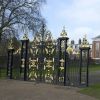 Vue du palais de Kensington le 27 janvier 2017, jour où des jardiniers étaient à l'oeuvre du côté ouest du terrain pour planter une haie d'ifs de 250 mètres en prévision de l'installation à temps plein du prince William, de la duchesse de Cambridge et de leurs enfants George et Charlotte.
