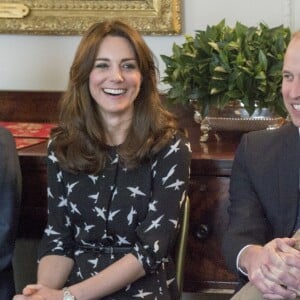 Le prince William et Catherine Kate Middleton assistent à un débat avec 20 jeunes étudiants au palais de Kensington le 10 mars 2016.