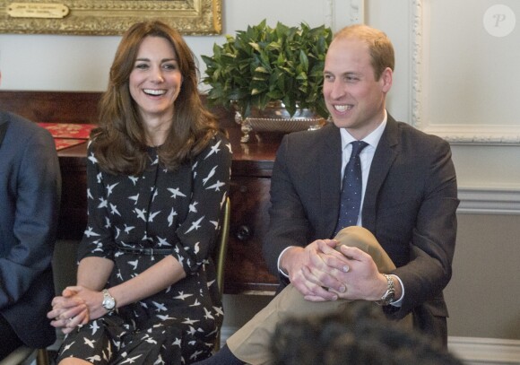 Le prince William et Catherine Kate Middleton assistent à un débat avec 20 jeunes étudiants au palais de Kensington le 10 mars 2016.