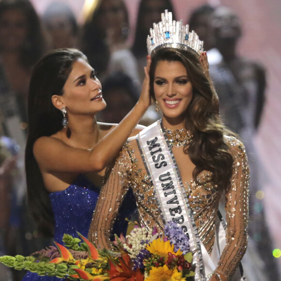 Iris Mittenaere et Pia Wurtzbach, Miss Univers 2015 - La Française Iris Mittenaere couronnée Miss Univers; Choisie face à ses 85 concurrentes, la Française Iris Mittenaere a été élue lundi 30 janvier Miss Univers lors d'un concours télévisé organisé à Manille, aux Philippines le 30 janvier 2017. © Linus Guardian Escandor Ii via ZUMA Wire / Bestimage