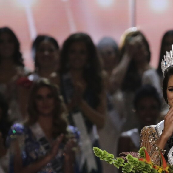 La Française Iris Mittenaere couronnée Miss Univers; Choisie face à ses 85 concurrentes, la Française Iris Mittenaere a été élue lundi 30 janvier Miss Univers lors d'un concours télévisé organisé à Manille, aux Philippines le 30 janvier 2017. © Linus Guardian Escandor Ii via ZUMA Wire / Bestimage