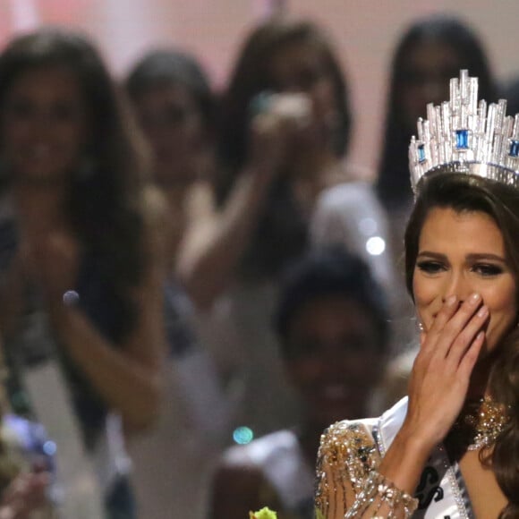 La Française Iris Mittenaere couronnée Miss Univers. Choisie face à ses 85 concurrentes, la Française Iris Mittenaere a été élue lundi 30 janvier Miss Univers lors d'un concours télévisé organisé à Manille, aux Philippines le 30 janvier 2017. © Linus Guardian Escandor Ii via ZUMA Wire / Bestimage