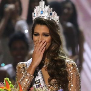 La Française Iris Mittenaere couronnée Miss Univers; Choisie face à ses 85 concurrentes, la Française Iris Mittenaere a été élue lundi 30 janvier Miss Univers lors d'un concours télévisé organisé à Manille, aux Philippines le 30 janvier 2017. © Linus Guardian Escandor Ii via ZUMA Wire / Bestimage