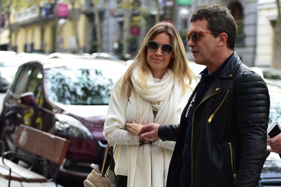Antonio Banderas et sa compagne Nicole Kimpel sortent d'un restaurant à Madrid le le 18 novembre 2016
