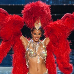 Iris Mittenaere (Miss France 2016) dans un costume ultra sexy de danseuse du Moulin Rouge lors de l'élection de Miss Univers 2017 à la salle omnisports Mall of Asia Arena à Pasay, Chili, le 26 janvier 2017.