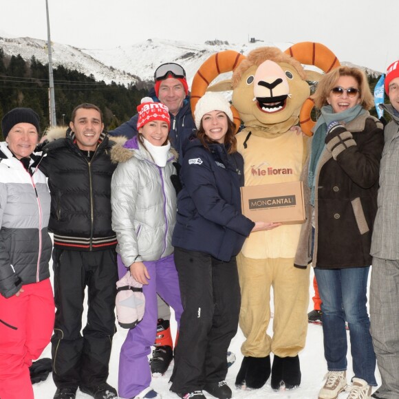 Exclusif - Le chanteur Yannick, Carole Montillet, Brahim Asloum, Emmanuelle Boidron, Philippe Caroit, Dounia Coesens, la Mascotte de la station, Corinne Touzet, Zinedine Soualem et Saïda Jawad lors de l'évènement "Les Starski" pour les 50 ans du Téléphérique du Plomb du Cantal, la station du Lioran et la Fondation Claude Pompidou se sont associées pour cet anniversaire. Le 21 janvier 2017. © Rachid Bellak / LMS / Bestimage