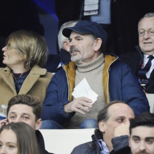 Jean-Pierre Darroussin et sa femme Anna Novion - People au match de football de la Coupe de France "OM vs OL" au stade Vélodrome à Marseille. Le 31 janvier 2017 © Eric Etten / Bestimage