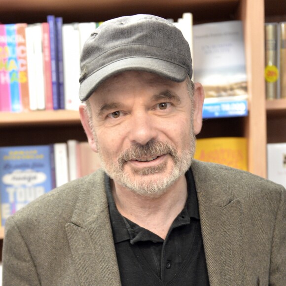 Jean-Pierre Darroussin dédicace son livre à la librairie " les furets du Nord " à Valenciennes le 25 mars 2015