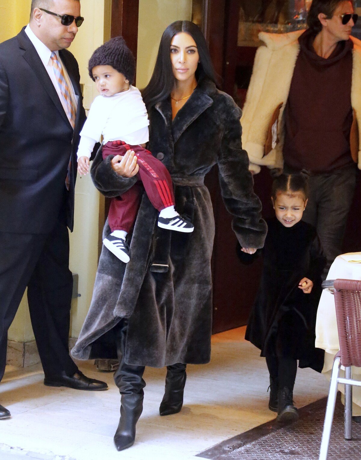 Kourtney Kardashian And Simon Huck Photo : Kim Kardashian a déjeuné au restaurant Cipriani avec ses