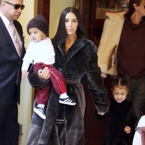 Kim Kardashian a déjeuné au restaurant Cipriani avec ses enfants North, Saint West et ses amis Jonathan Cheban et Simon Huck, puis fait du shopping au magasin de vêtements pour enfants Sweet William et au centre commercial Bergdorf Goodman. New York, le 1 er février 2017.