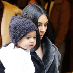 Kim Kardashian a déjeuné au restaurant Cipriani avec ses enfants North, Saint West et ses amis Jonathan Cheban et Simon Huck, puis fait du shopping au magasin de vêtements pour enfants Sweet William et au centre commercial Bergdorf Goodman. New York, le 1 er février 2017.